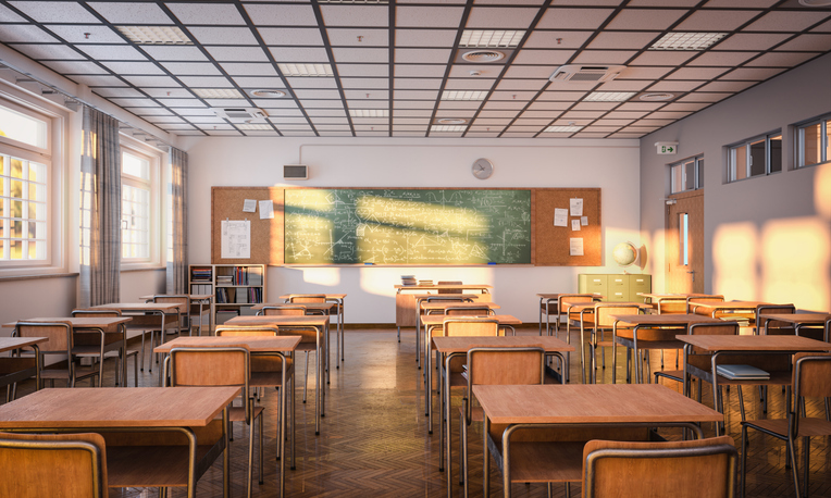Vue intérieure d’une salle de classe vide