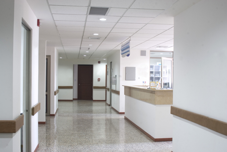 Couloir intérieur d’un hôpital moderne, propre et bien entretenu.